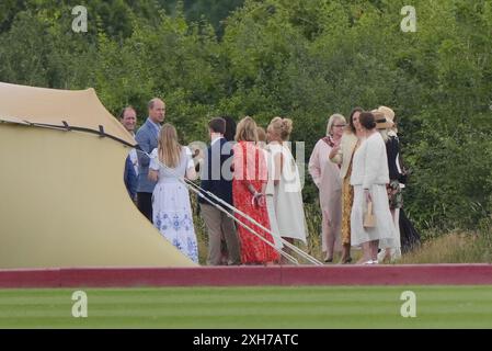 Il principe di Galles parla agli ospiti al di fuori della tenda dell'ospitalità dell'associazione di polo degli Stati Uniti durante la Out-Sourcing Inc Royal Charity Polo Cup 2023 presso il Guards Polo Club di Windsor, Berkshire. Data foto: Venerdì 12 luglio 2024. Foto Stock