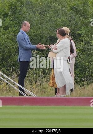 Il principe di Galles parla agli ospiti al di fuori della tenda dell'ospitalità dell'associazione di polo degli Stati Uniti durante la Out-Sourcing Inc Royal Charity Polo Cup 2023 presso il Guards Polo Club di Windsor, Berkshire. Data foto: Venerdì 12 luglio 2024. Foto Stock