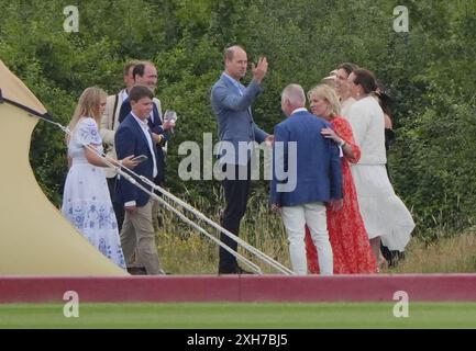 Il principe di Galles parla agli ospiti al di fuori della tenda dell'ospitalità dell'associazione di polo degli Stati Uniti durante la Out-Sourcing Inc Royal Charity Polo Cup 2023 presso il Guards Polo Club di Windsor, Berkshire. Data foto: Venerdì 12 luglio 2024. Foto Stock