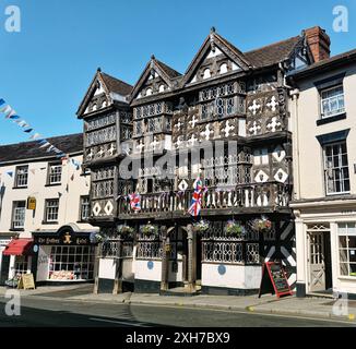 Il famoso Feathers Hotel a Ludlow, Shropshire, costruito come casa privata nel 1619. In stile tudor a metà edificio con travi di legno Foto Stock