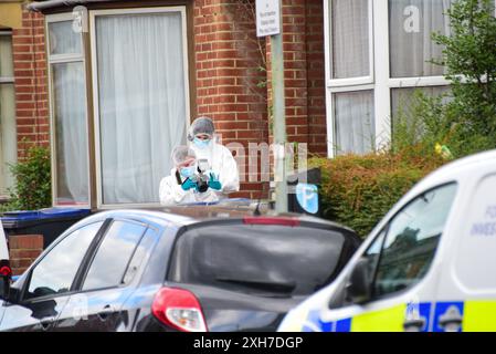 La polizia avvia un'indagine per omicidio dopo che il corpo e' stato trovato in una casa a schiera a Canterbury. Ieri la polizia ha arrestato una donna di 50 anni. Oggi la scena è ancora attiva con la scientifica ancora in loco. La donna e' stata accusata di omicidio. Foto Stock