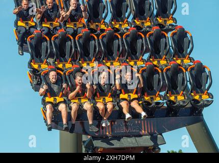 Allentown, Stati Uniti. 11 luglio 2024. Da sinistra, Steve Morrison e Preston Elliot reagiscono mentre cavalcano Iron Menace durante il Day Off della WMMR a Dorney Park giovedì 11 luglio 2024 al Dorney Park di Allentown, Pennsylvania. ( Crediti: William Thomas Cain/Alamy Live News Foto Stock