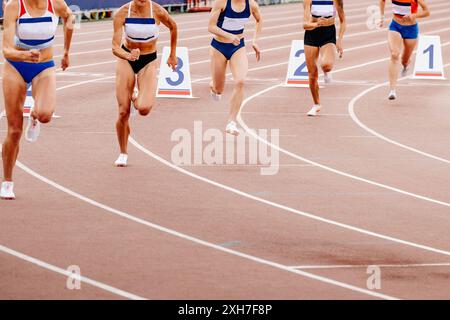 inizia la gara di gruppo femminile di 800 metri alla gara estiva di atletica leggera Foto Stock