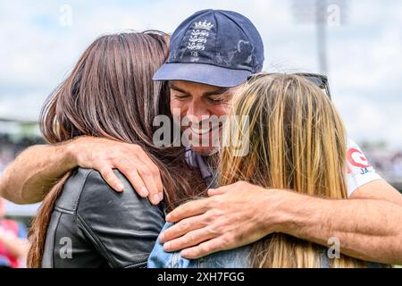 LONDRA, REGNO UNITO. 12 luglio, 24. James Anderson of England (a destra) è stato accolto e congratulato dalle figlie per il suo straordinario contributo all'England Cricket and Beyond alla presentazione dopo l'ultimo giorno di match durante il primo Rothesay test match tra Inghilterra uomini e Indie occidentali al Lord's Cricket Ground di venerdì 12 luglio, 2024 a LONDRA, INGHILTERRA. Crediti: Taka Wu/Alamy Live News Foto Stock