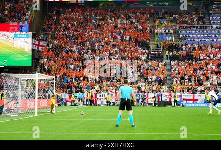 Dortmund, Germania. 10 luglio 2024. Harry KANE, Inghilterra 9 segna, tira 11m goal, Tor, Treffer, Torschuss, 1-1 contro Bart Verbruggen, NL 1 nella semifinale OLANDA - INGHILTERRA 1-2 dei Campionati europei UEFA 2024 il 10 luglio 2024 a Dortmund, Germania. Fotografo: ddp Images/STAR-Images credito: ddp media GmbH/Alamy Live News Foto Stock