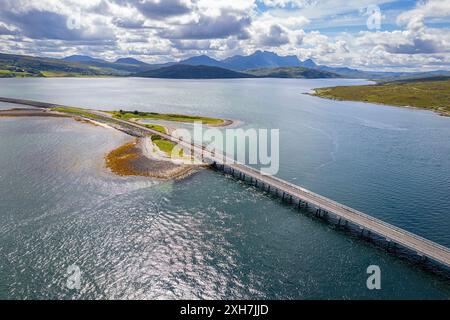 Kyle di Tongue Sutherland Scotland la strada rialzata lunga 2,4 miglia che guarda verso Ben Loyal con un cielo azzurro estivo sul lago Foto Stock