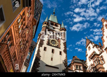 Una splendida vista della porta Martinstor di Friburgo, Germania Foto Stock