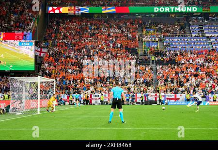 Dortmund, Germania. 10 luglio 2024. Harry KANE, Inghilterra 9 segna, tira 11m goal, Tor, Treffer, Torschuss, 1-1 contro Bart Verbruggen, NL 1 nella semifinale OLANDA - INGHILTERRA 1-2 dei Campionati europei UEFA 2024 il 10 luglio 2024 a Dortmund, Germania. Fotografo: ddp Images/STAR-Images credito: ddp media GmbH/Alamy Live News Foto Stock