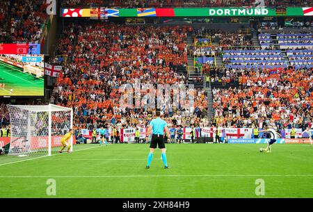 Dortmund, Germania. 10 luglio 2024. Harry KANE, Inghilterra 9 segna, tira 11m goal, Tor, Treffer, Torschuss, 1-1 contro Bart Verbruggen, NL 1 nella semifinale OLANDA - INGHILTERRA 1-2 dei Campionati europei UEFA 2024 il 10 luglio 2024 a Dortmund, Germania. Fotografo: ddp Images/STAR-Images credito: ddp media GmbH/Alamy Live News Foto Stock