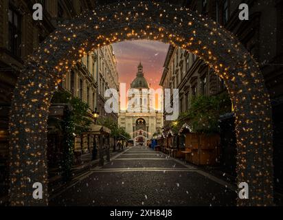 Mercatino di Natale nella Basilica di Santo Stefano a Budapest, con luci festive e fascino natalizio, l'Ungheria Foto Stock