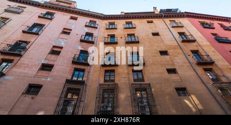 Facciate di vecchi edifici nel centro di Madrid Foto Stock