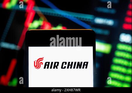Cina. 21 giugno 2024. In questa immagine, il logo della compagnia aerea di bandiera cinese Air China è stato visualizzato su uno smartphone con un grafico dell'indice di borsa economica sullo sfondo. (Credit Image: © Budrul Chukrut/SOPA Images via ZUMA Press Wire) SOLO PER USO EDITORIALE! Non per USO commerciale! Foto Stock
