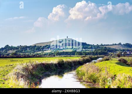 Glastonbury, Somerset, Inghilterra. Guardando verso nord-ovest su parte dei livelli di Glastonbury delle zone umide di pianura a Glastonbury Tor Foto Stock