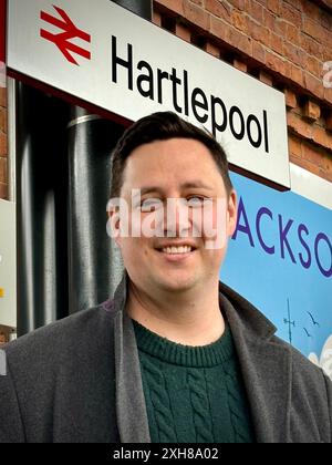 Hartlepool, Regno Unito. 12 luglio 2024. Il sindaco di Tees Valley Ben Houchen, nella foto alla stazione di Hartlepool, dopo una revisione di 12 milioni di sterline, ha visto il lavoro della Tees Valley Combined Authority, Network Rail, Northern e Hartlepool Borough Council per riportare in uso la seconda piattaforma della stazione accanto a una nuova passerella pedonale. Credito a James Hind/Alamy. Foto Stock