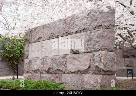 Washington, DC - 22 marzo 2024: Franklin Delano Roosevelt Memorial durante la stagione di picco della fioritura dei ciliegi Foto Stock