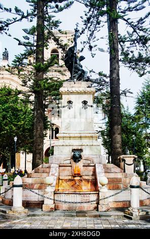 Statua che segna la rivoluzione Parque Abdon Calderon nella piazza della città di Cuenca, Ecuador, Sud America Foto Stock