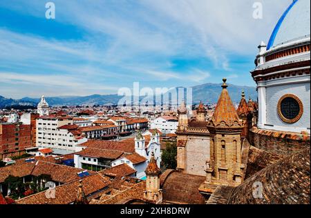 Dettaglio architettonico della Cattedrale dell'Immacolata Concezione e della città di Cuenca, Ecuador, Sud America Foto Stock