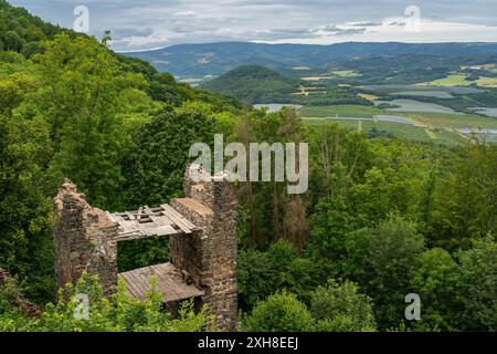 Rovine del castello di Egerberk vicino alla città di Klášterec nad Ohří, Repubblica Ceca Foto Stock