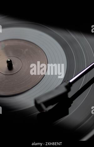 primo piano del vinile nel lettore di dischi Foto Stock