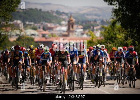 Italia. 12 luglio 2024. Peloton durante la 6 ^ tappa del giro d'Italia donne, da San Benedetto del Tronto a Chieti, Italia venerdì 12 luglio 2024. Sport - ciclismo . (Foto di Marco Alpozzi/Lapresse) credito: LaPresse/Alamy Live News Foto Stock