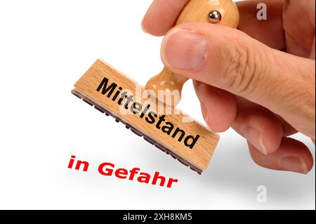 Mittelstand Ein Holzstempel ist beschriftet mit dem Aufdruck Mittelstand und dem Abdruck in Gefahr *** Mittelstand Un timbro di legno è etichettato con Foto Stock