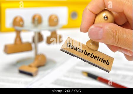 Gewerbebetrieb Ein Holzstempel ist beschriftet mit dem Aufdruck Gewerbebetrieb *** impresa commerciale Un timbro in legno è etichettato con l'impronta GE Foto Stock