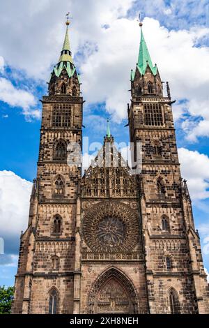 La facciata occidentale è riccamente articolata, riflettendo la ricchezza di Norimberga . Facciata occidentale della chiesa di San Lorenzo (Lorenzkirche), Norimberga, Baviera, Foto Stock