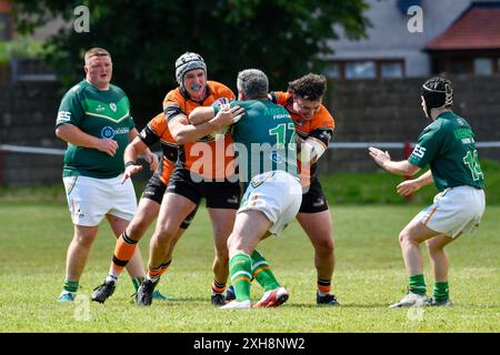 Port Talbot, Galles. 6 luglio 2024. Jake Price dell'Aberavon Fighting Irish viene affrontato da due giocatori dei Torfaen Tigers durante la partita della JES Group Rugby League Conference tra Aberavon Fighting Irish e Torfaen Tigers all'Aberavon Harlequins RFC di Port Talbot, Galles, Regno Unito, il 6 luglio 2024. Crediti: Duncan Thomas/Majestic Media. Foto Stock
