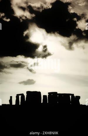 Il cerchio di pietre del monumento preistorico di Stonehenge si trova sulla Salisbury Plain, vicino ad Amesbury, Wiltshire, Inghilterra Foto Stock