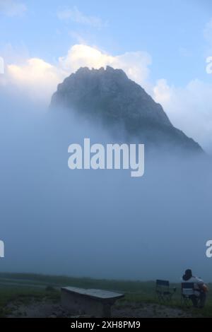 Bareges, Francia, 12 luglio 2024: Il Bât d'Ourdis con nebbia durante il Pre-pass del Tour de France 2024 sul col du Tourmalet, il 12 luglio 2024, a Bareges, Francia. Crediti: Alberto Brevers / Alamy Live News. Foto Stock