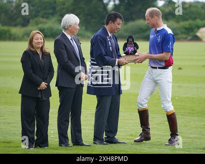 Il principe di Galles viene premiato con un trofeo durante la Out-Sourcing Inc Royal Charity Polo Cup 2023 al Guards Polo Club di Windsor, Berkshire. Data foto: Venerdì 12 luglio 2024. Foto Stock