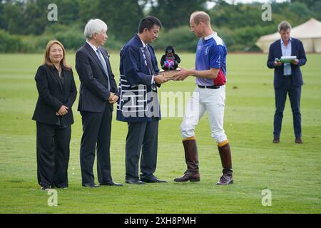 Il principe di Galles viene premiato con un trofeo durante la Out-Sourcing Inc Royal Charity Polo Cup 2023 al Guards Polo Club di Windsor, Berkshire. Data foto: Venerdì 12 luglio 2024. Foto Stock