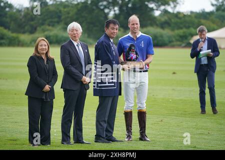 Il principe di Galles viene premiato con un trofeo durante la Out-Sourcing Inc Royal Charity Polo Cup 2023 al Guards Polo Club di Windsor, Berkshire. Data foto: Venerdì 12 luglio 2024. Foto Stock