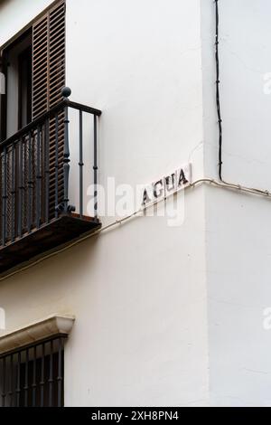 Siviglia, Spagna. 7 febbraio 2024 - insegna Agua Street su un edificio bianco Foto Stock