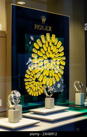 Siviglia, Spagna. 5 febbraio 2024 - vetrina del negozio Rolex con orologi di lusso Foto Stock