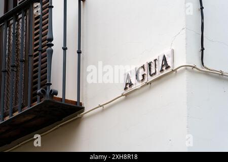 Siviglia, Spagna. 7 febbraio 2024 - insegna Agua Street su un edificio bianco Foto Stock