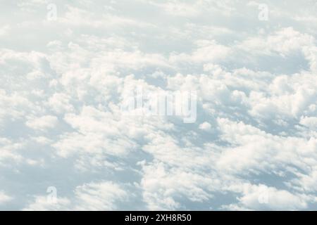 Nuvole bianche e innevate sulla Terra . Nuvole sparse in tutto il cielo Foto Stock