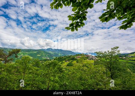 Vista panoramica dal Castello di Prösels del paese di Fiè allo Sciliar (Völs am Schlern) nelle Dolomiti in alto Adige. Foto Stock