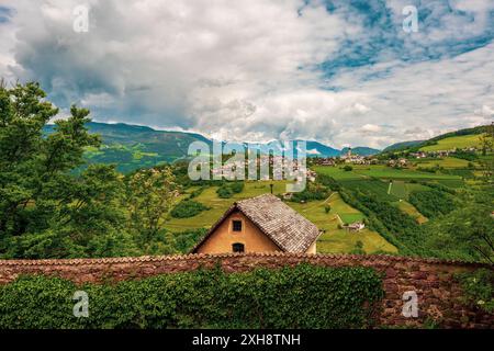 Vista panoramica dal Castello di Prösels del paese di Fiè allo Sciliar (Völs am Schlern) nelle Dolomiti in alto Adige. Foto Stock