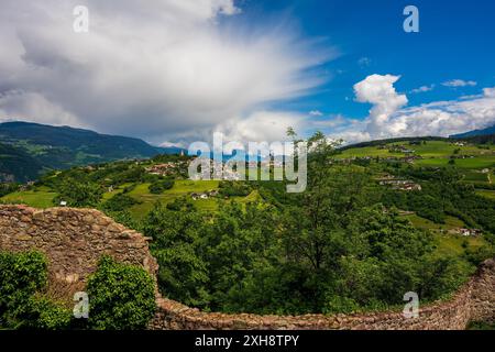 Vista panoramica dal Castello di Prösels del paese di Fiè allo Sciliar (Völs am Schlern) nelle Dolomiti in alto Adige. Foto Stock