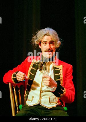 Stephen Mangan (Don Pedro) in MUCH ADO ABOUT NOTHING di Shakespeare al Playhouse Theatre, Londra WC2 05/06/1998 a Cheek di Jowl Production design: Nick Ormerod lighting: Judith Greenwood regista: Declan Donnellan Foto Stock