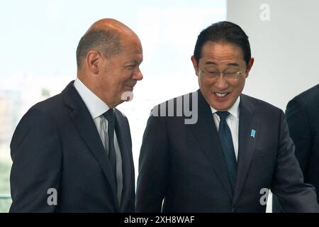 Berlino, Germania. 12 luglio 2024. Il cancelliere tedesco Olaf Scholz (L) partecipa a un incontro bilaterale con il primo ministro giapponese Fumio Kishida presso la Cancelleria. Crediti: Liesa Johannssen/Reuters/Pool/dpa/Alamy Live News Foto Stock