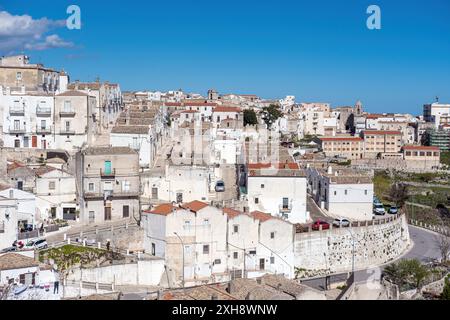 Le storiche case a schiera di Monte Sant Angelo sulle montagne del Gargano nella regione Puglia Foto Stock