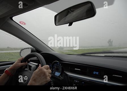 PLYMOUTH COUNTY/IOWA /USA- il giorno della fag, un fulmine e una tempesta nello stato di Ioaw e nel Minnesota, un'auto precipitata sull'autostrada 60 14 GIUGNO 2014 (foto di Francis Dean/Deanpictures) Foto Stock