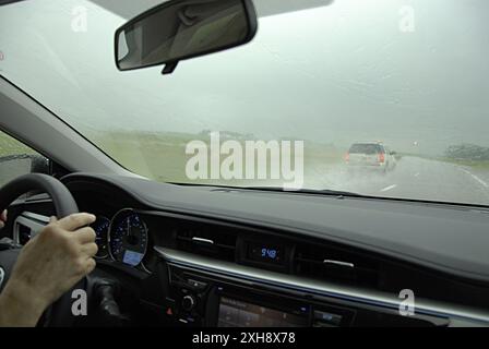 PLYMOUTH COUNTY/IOWA /USA- il giorno della fag, un fulmine e una tempesta nello stato di Ioaw e nel Minnesota, un'auto precipitata sull'autostrada 60 14 GIUGNO 2014 (foto di Francis Dean/Deanpictures) Foto Stock