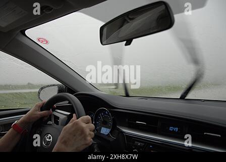 PLYMOUTH COUNTY/IOWA /USA- il giorno della fag, un fulmine e una tempesta nello stato di Ioaw e nel Minnesota, un'auto precipitata sull'autostrada 60 14 GIUGNO 2014 (foto di Francis Dean/Deanpictures) Foto Stock