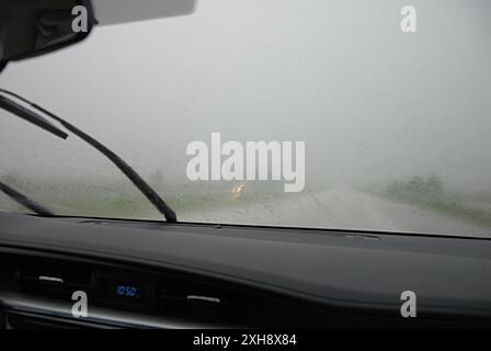 PLYMOUTH COUNTY/IOWA /USA- il giorno della fag, un fulmine e una tempesta nello stato di Ioaw e nel Minnesota, un'auto precipitata sull'autostrada 60 14 GIUGNO 2014 (foto di Francis Dean/Deanpictures) Foto Stock