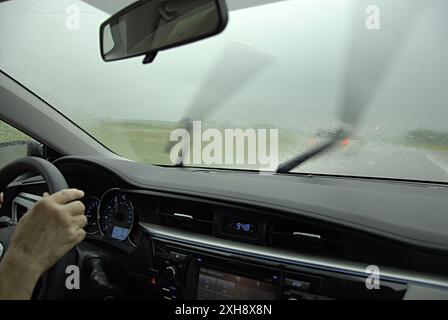 PLYMOUTH COUNTY/IOWA /USA- il giorno della fag, un fulmine e una tempesta nello stato di Ioaw e nel Minnesota, un'auto precipitata sull'autostrada 60 14 GIUGNO 2014 (foto di Francis Dean/Deanpictures) Foto Stock