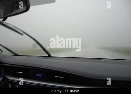 PLYMOUTH COUNTY/IOWA /USA- il giorno della fag, un fulmine e una tempesta nello stato di Ioaw e nel Minnesota, un'auto precipitata sull'autostrada 60 14 GIUGNO 2014 (foto di Francis Dean/Deanpictures) Foto Stock