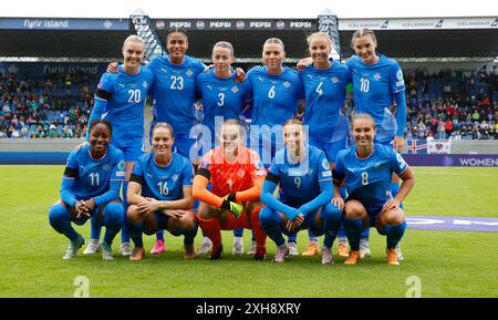 Reykjavik, Islanda. 12 luglio 2024. Calcio, donne, qualificazioni al Campionato europeo, Islanda - Germania, Lega A, gruppo 4, giorno 5. La squadra islandese prima della partita. Crediti: Brynjar Gunnarsson/dpa/Alamy Live News Foto Stock